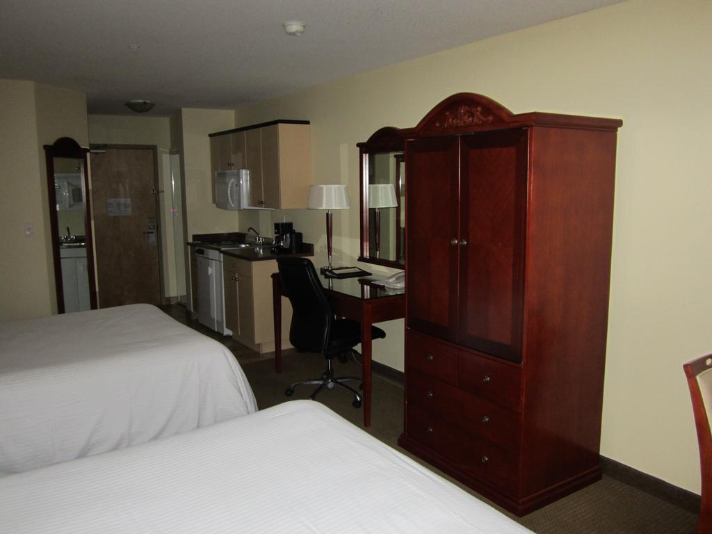 Trend Mountain Hotel & Conference Centre Tumbler Ridge エクステリア 写真